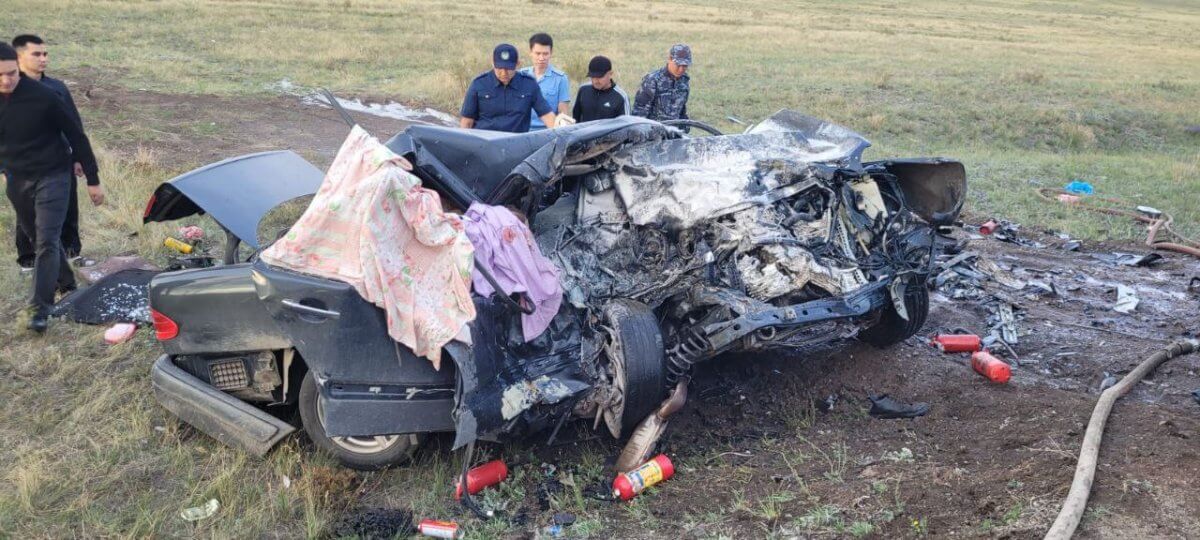 Водитель и два пассажира погибли на трассе в Карагандинской области