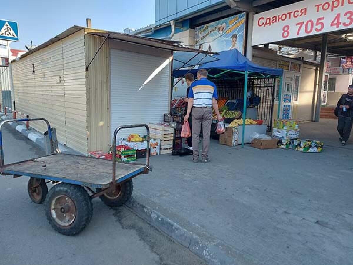 Предпринимателям запретили торговать на тротуаре около рынка в Костанае