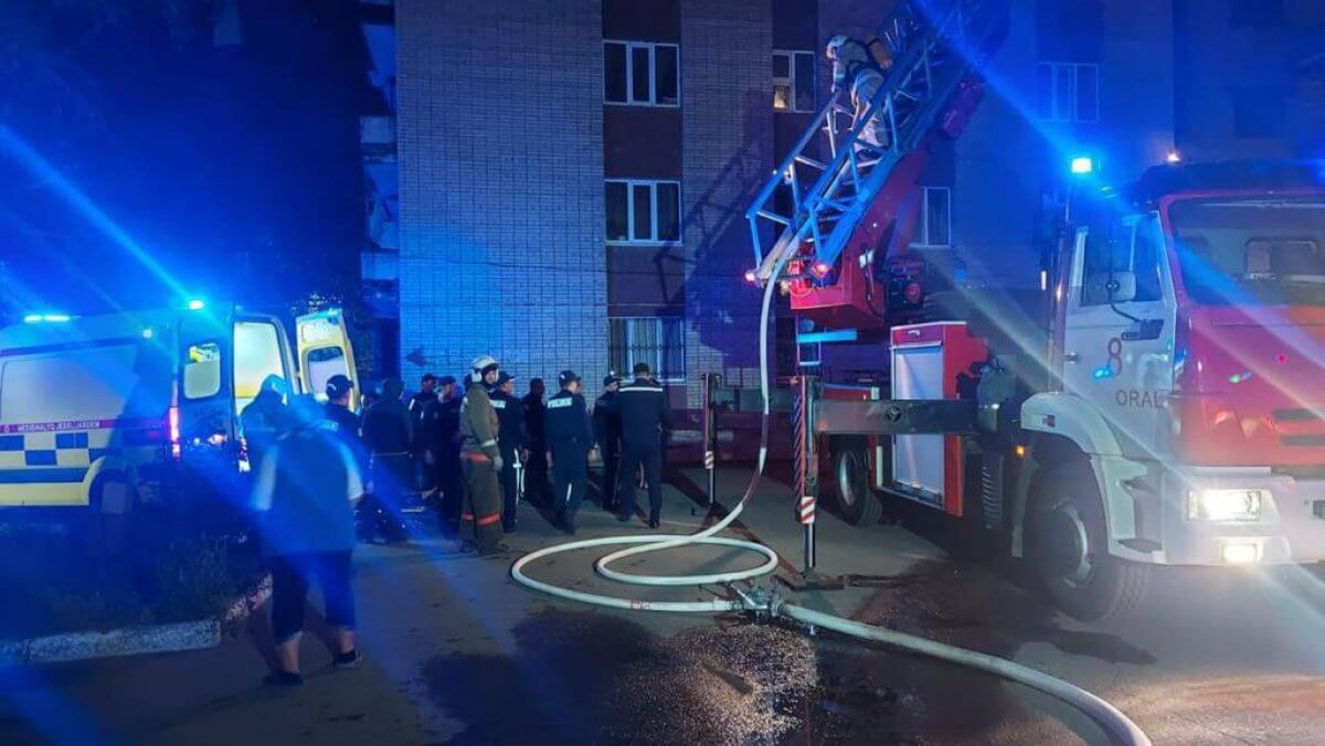 Два человека погибли при пожаре в многоэтажном доме в Уральске