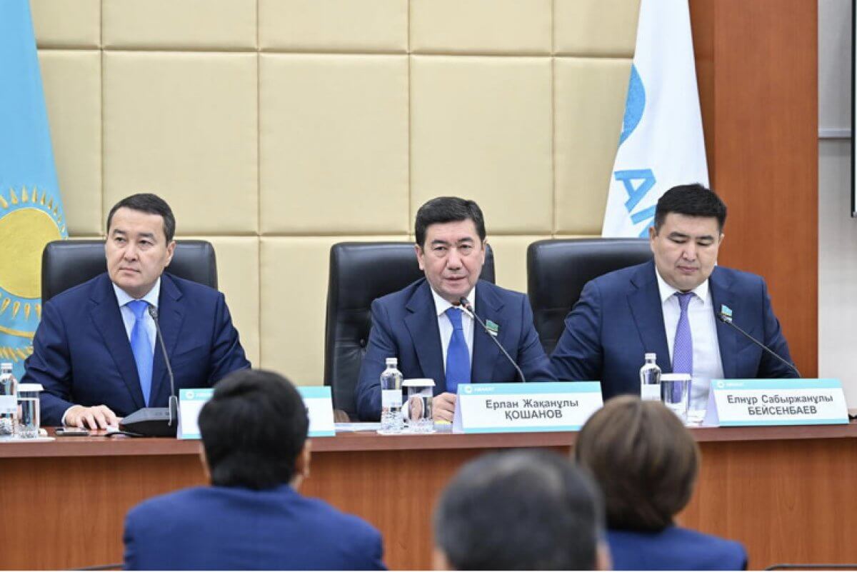 Премьер отчитался перед фракцией AMANAT об исполнении Послания президента