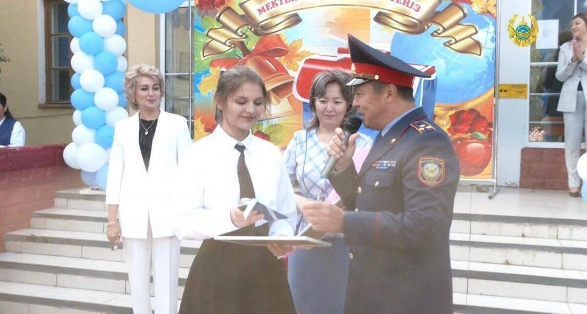 Задержавших грабителя школьников отблагодарили в Актюбинской области