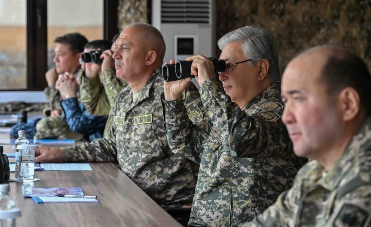 Токаев посетил стратегические военные учения "Батыл Тойтарыс-2023″ (ФОТО)