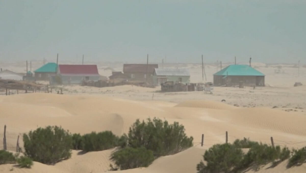 Нет воды и негде пасти скот: песком может засыпать шесть сел в Атырауской области