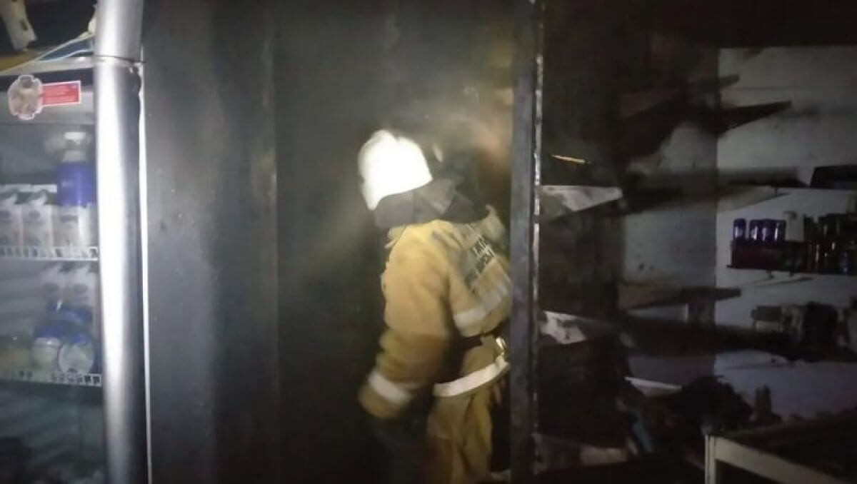 Магазин загорелся на первом этаже дома в Усть-Каменогорске