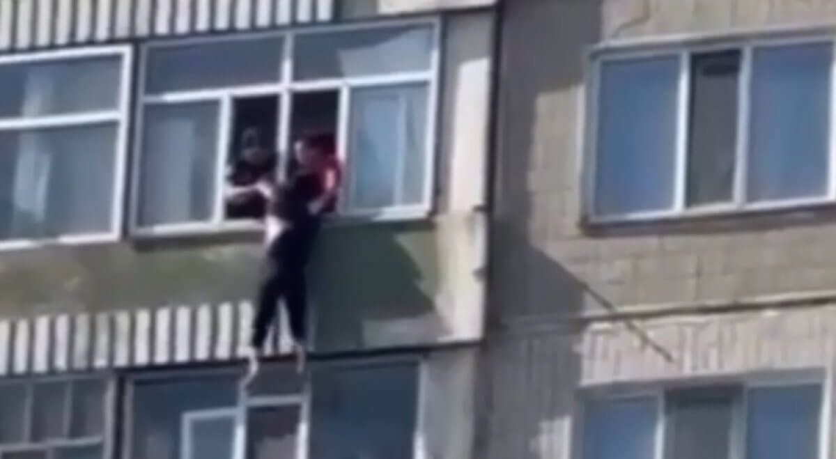 Мужчину спасли от прыжка с восьмого этажа в Астане (ВИДЕО)