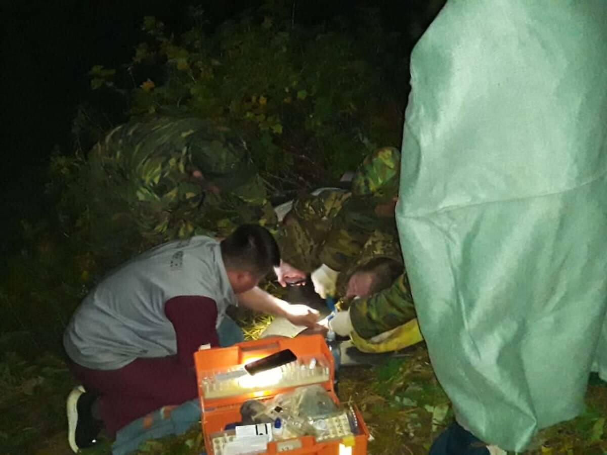 Мужчина ради фото залез на дерево и сорвался с него возле Риддера