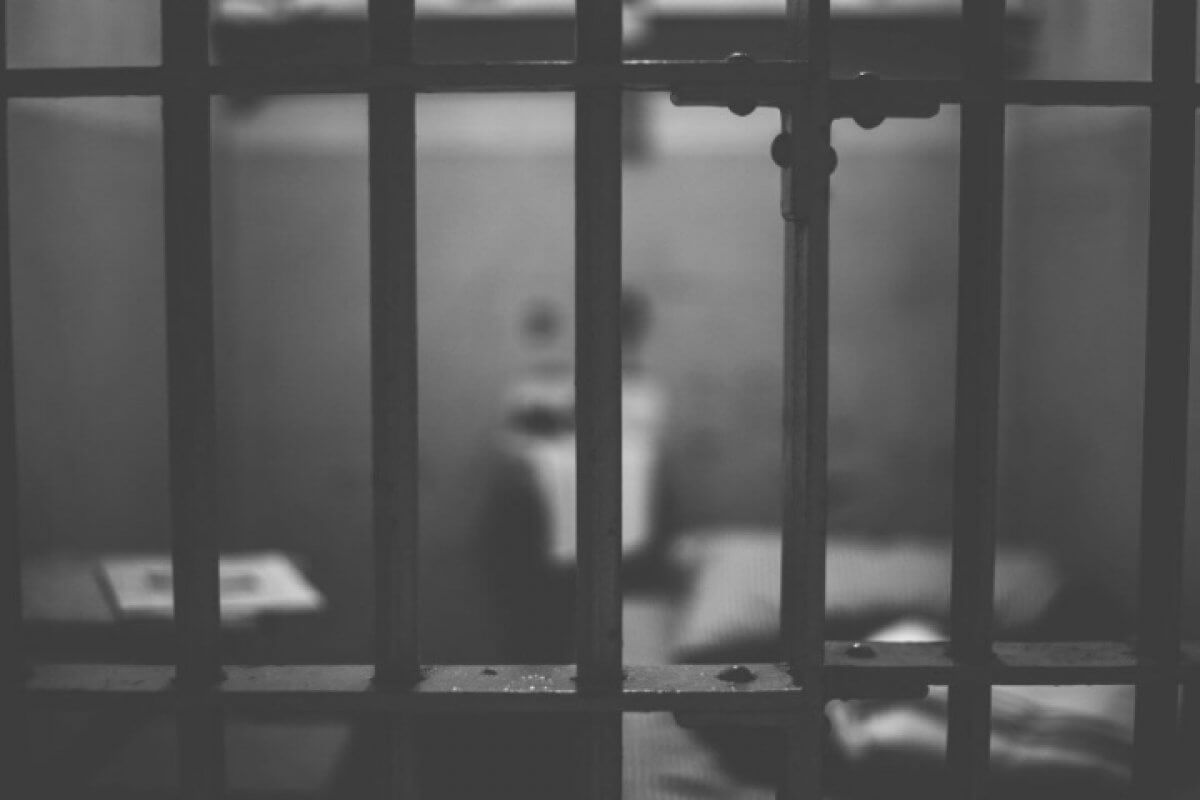 Пробрались в женскую камеру: заключенные сделали проем в СИЗО Уральска