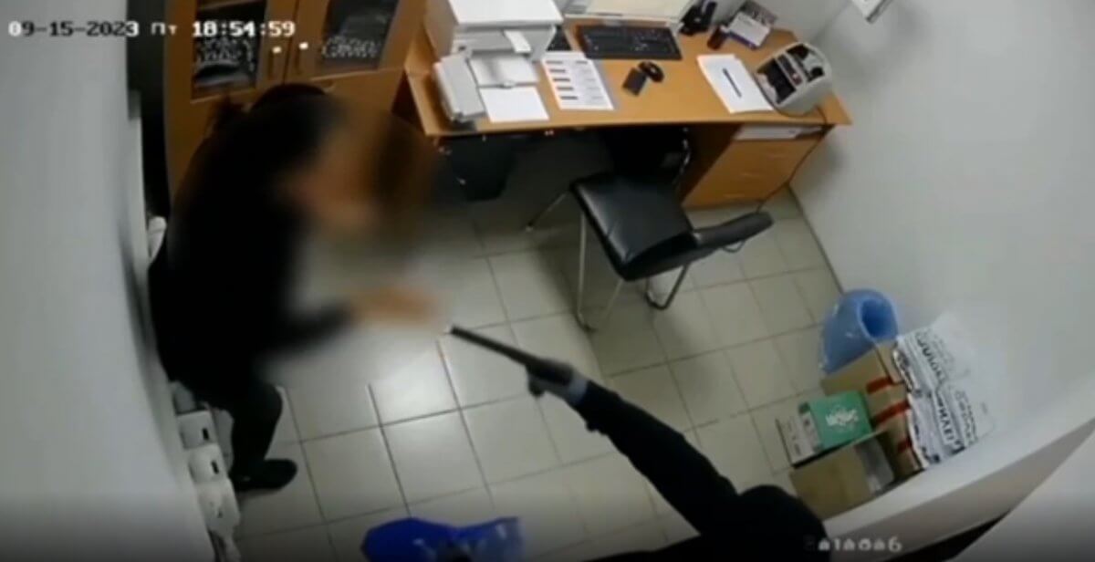Дерзкое ограбление ломбарда попало на видео в Актобе