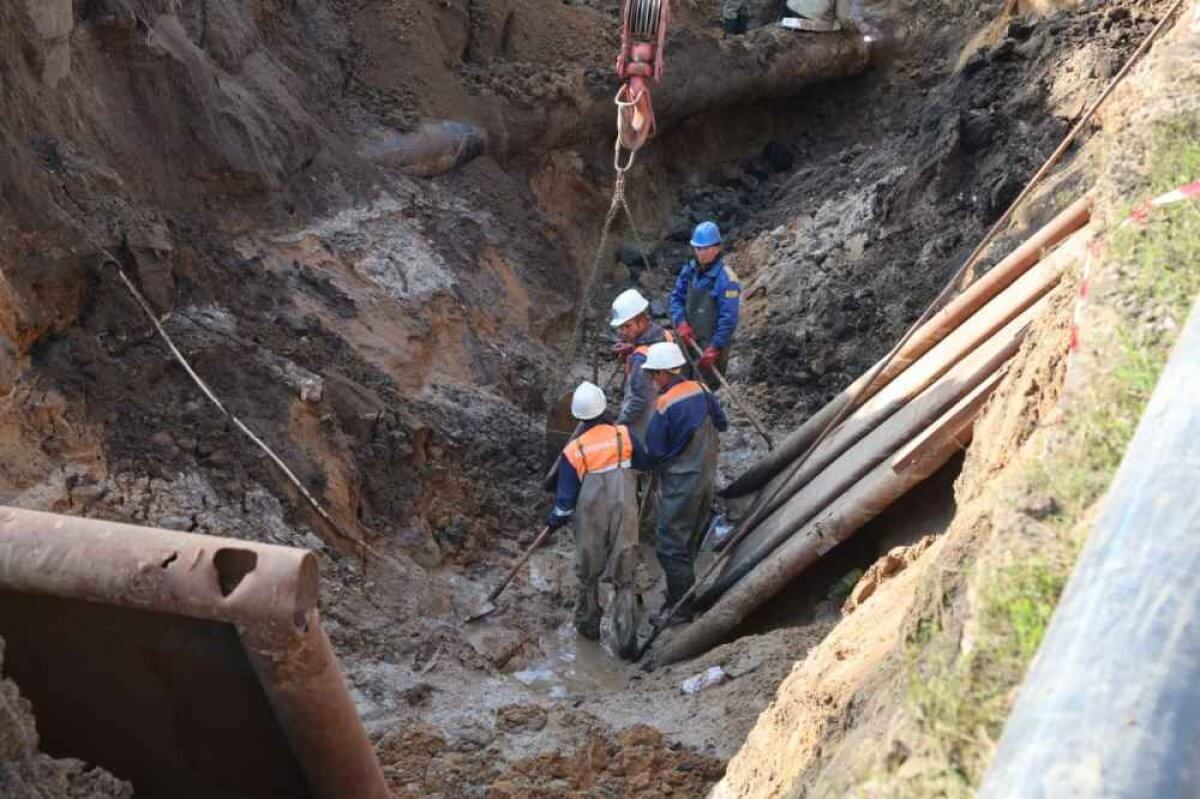 Больше 10 дней устраняют крупную аварию на канализационном коллекторе в Костанае