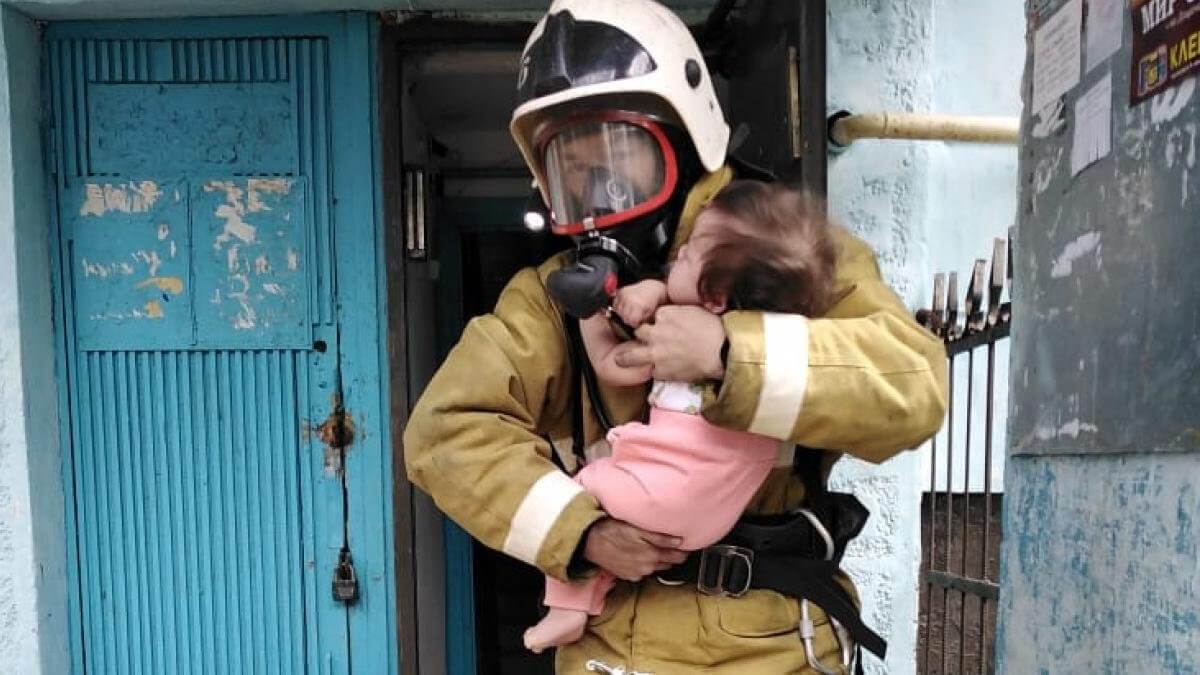 Запертых в квартире детей вытащили спасатели в Мангистау
