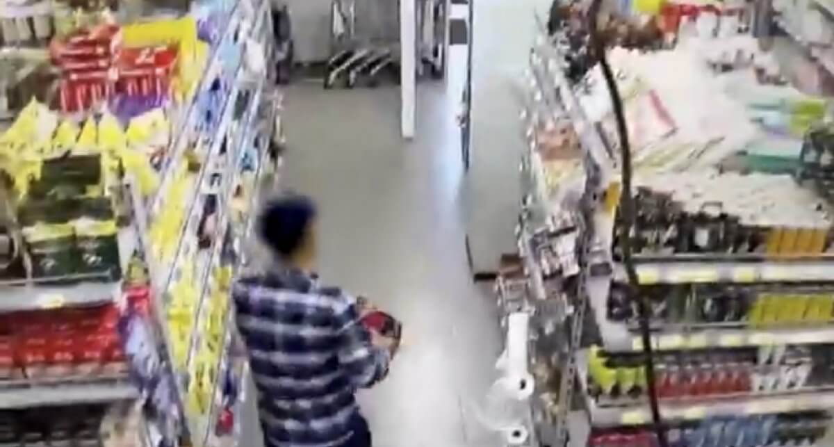 Дорогой алкоголь пытался украсть астанчанин из супермаркета (ВИДЕО)