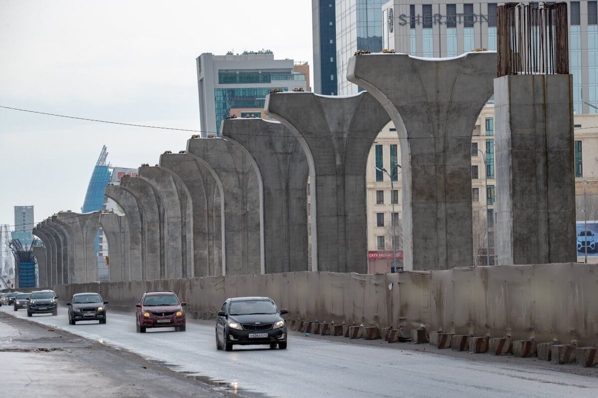 Кривая опора LRT в огромной луже попала на видео в Астане