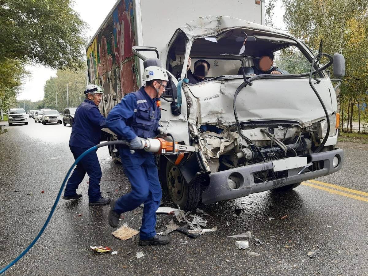 Пассажира зажало в авто: кто виноват в ДТП в Усть-Каменогорске