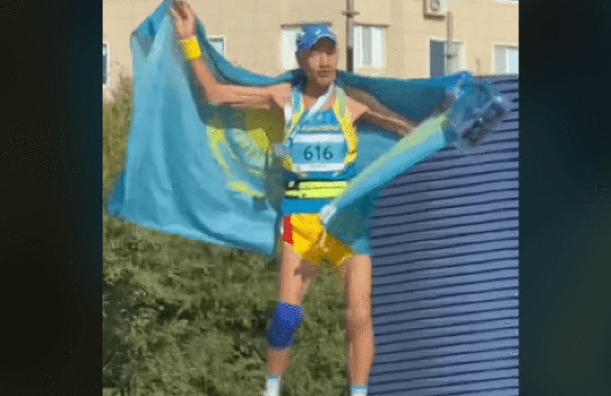 Флаг Казахстана среди мусора сняли на видео в Атырау