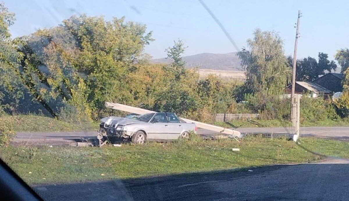 Столб упал на автомобиль в результате ДТП в ВКО