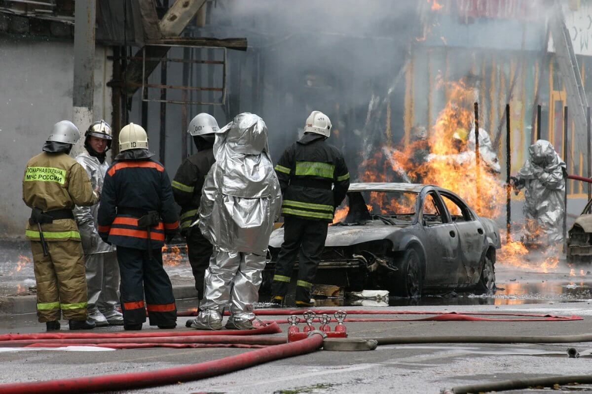 Автомобиль загорелся на улице в Шымкенте