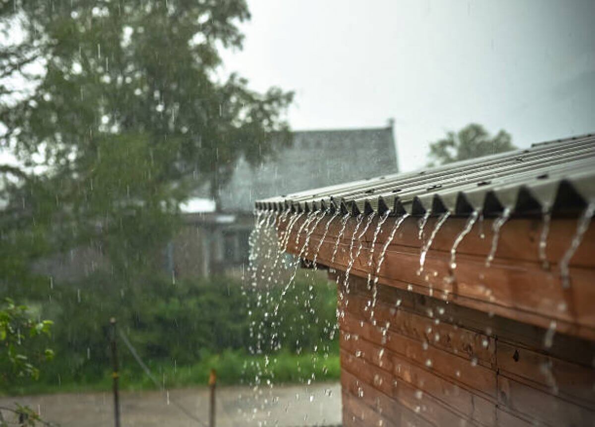Крыша дождь. С крыши течет дождевая вода. Кровля и дождь вектор. Дождь в Артеме.