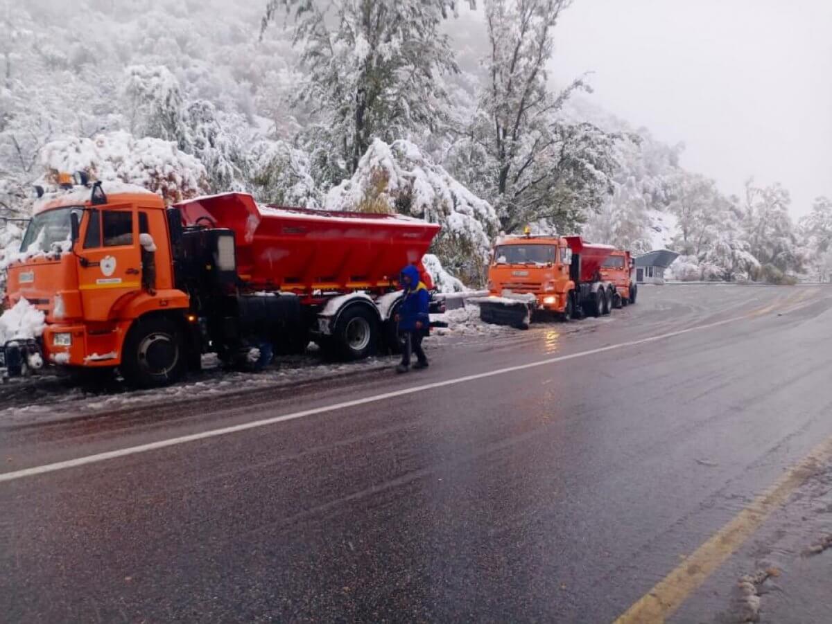 Движение по дороге до Шымбулака ограничили из-за гололеда и снега