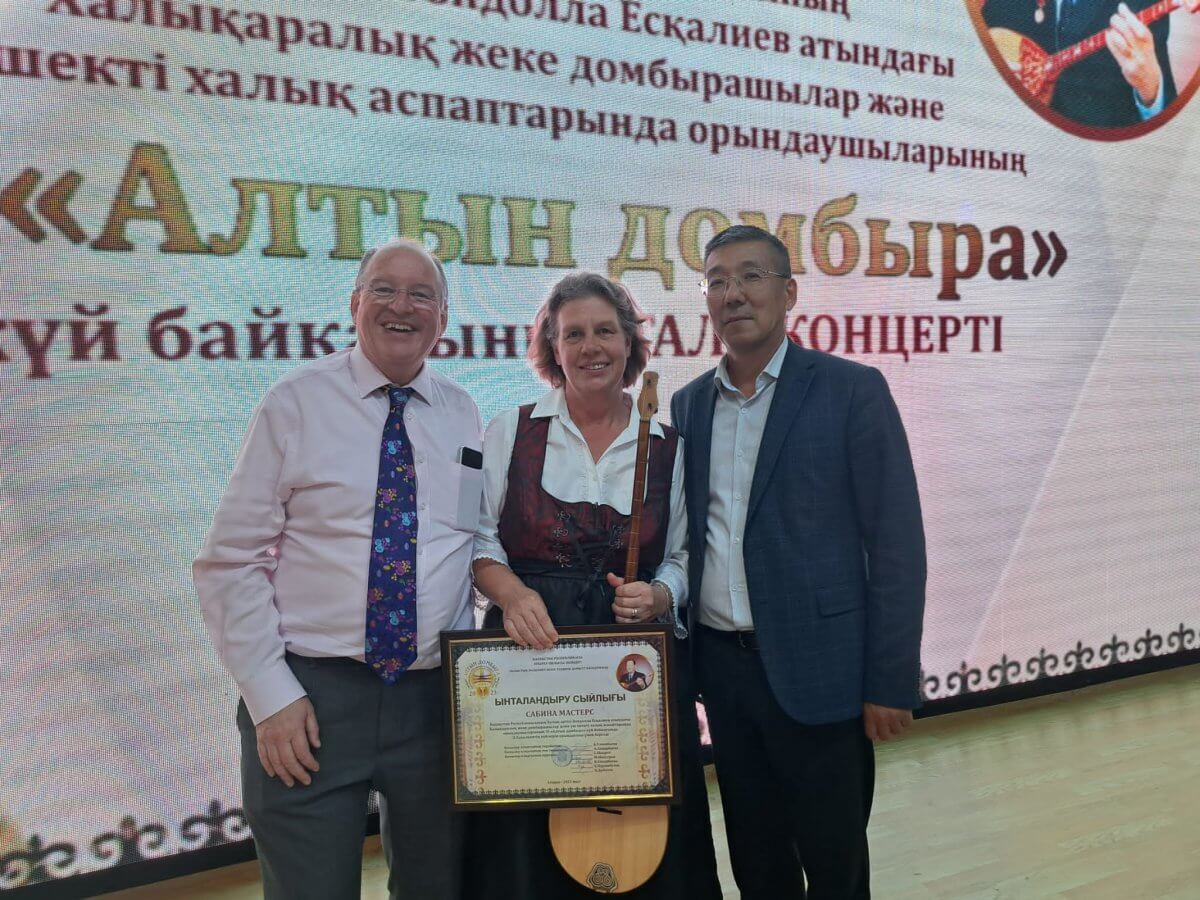 Как иностранка влюбилась в домбру