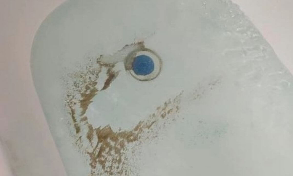 На воду с песком из крана пожаловались жители многоэтажки в Астане