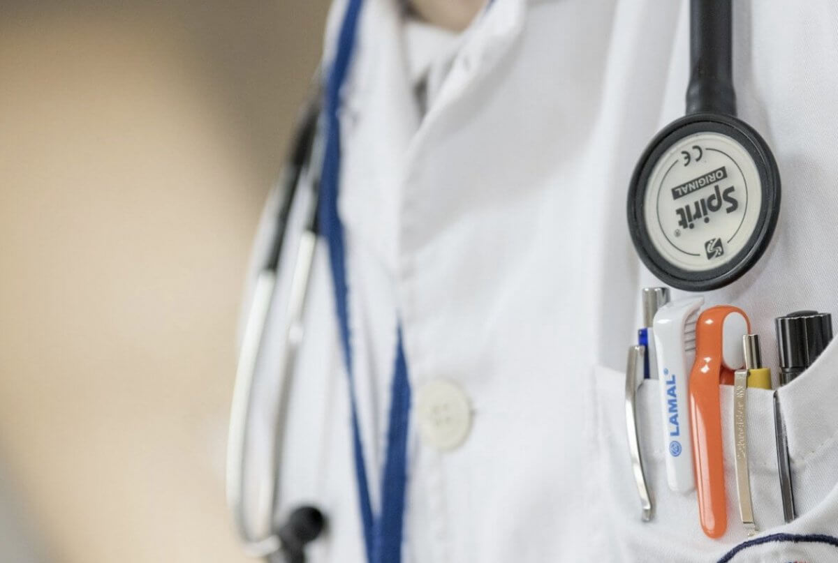 Избивал, кормил подгузниками: студента-медика судят в Астане