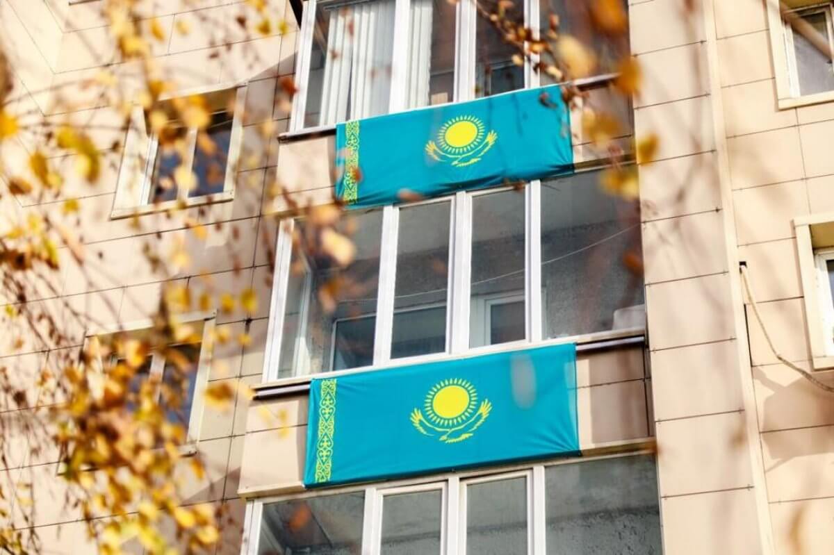 Более тысячи государственных флагов украсили Астану