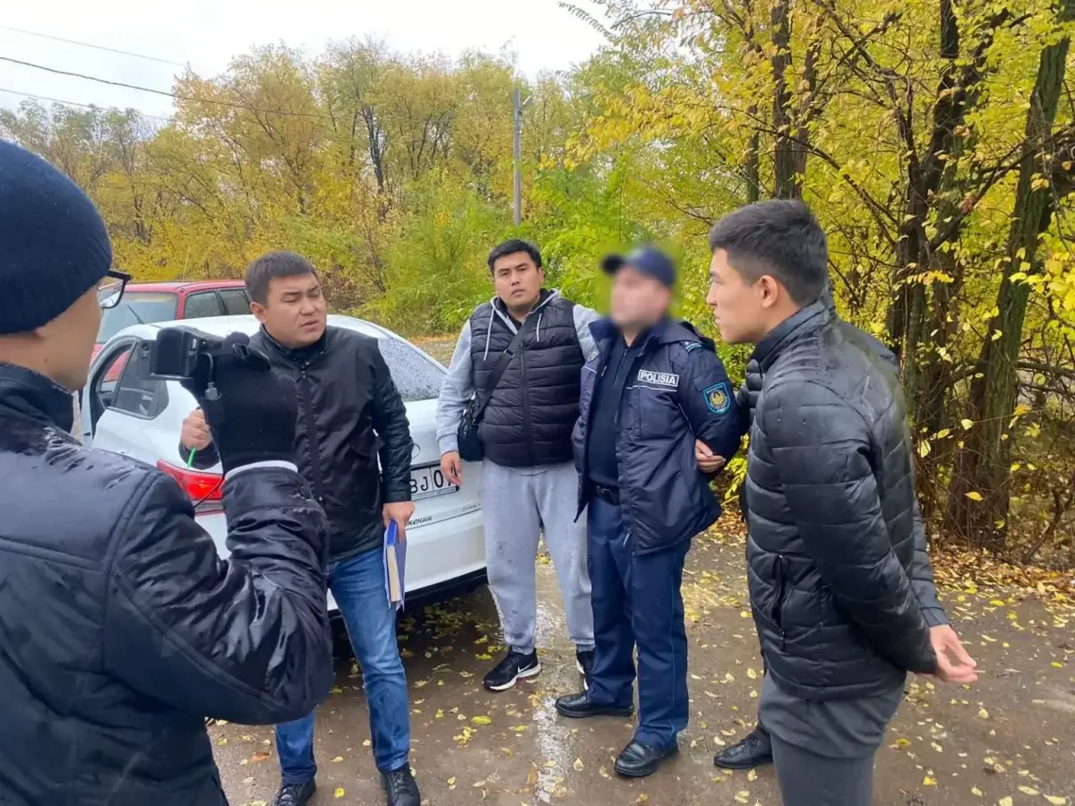 Участкового задержали при получении взятки в Уральске