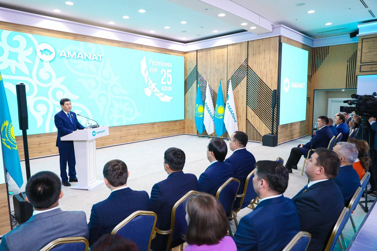 В партии AMANAT вручили госнаграды ряду партийцев и общественников