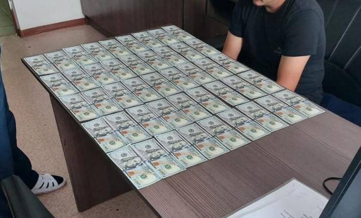 Грузчики аэропорта Астаны обворовывали багаж пассажиров