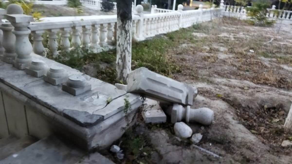 Вандалы разрушили балюстраду в Актау
