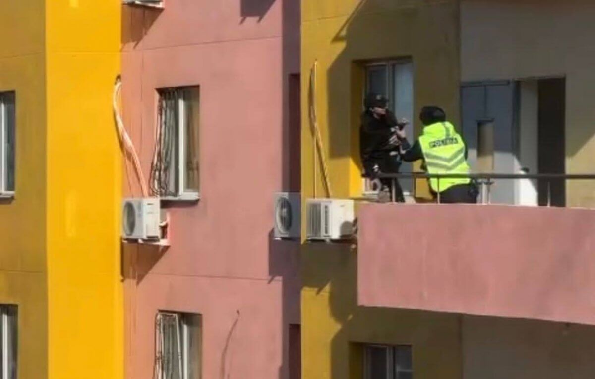 Девушка пыталась выброситься с балкона на 15-м этаже в Атырау