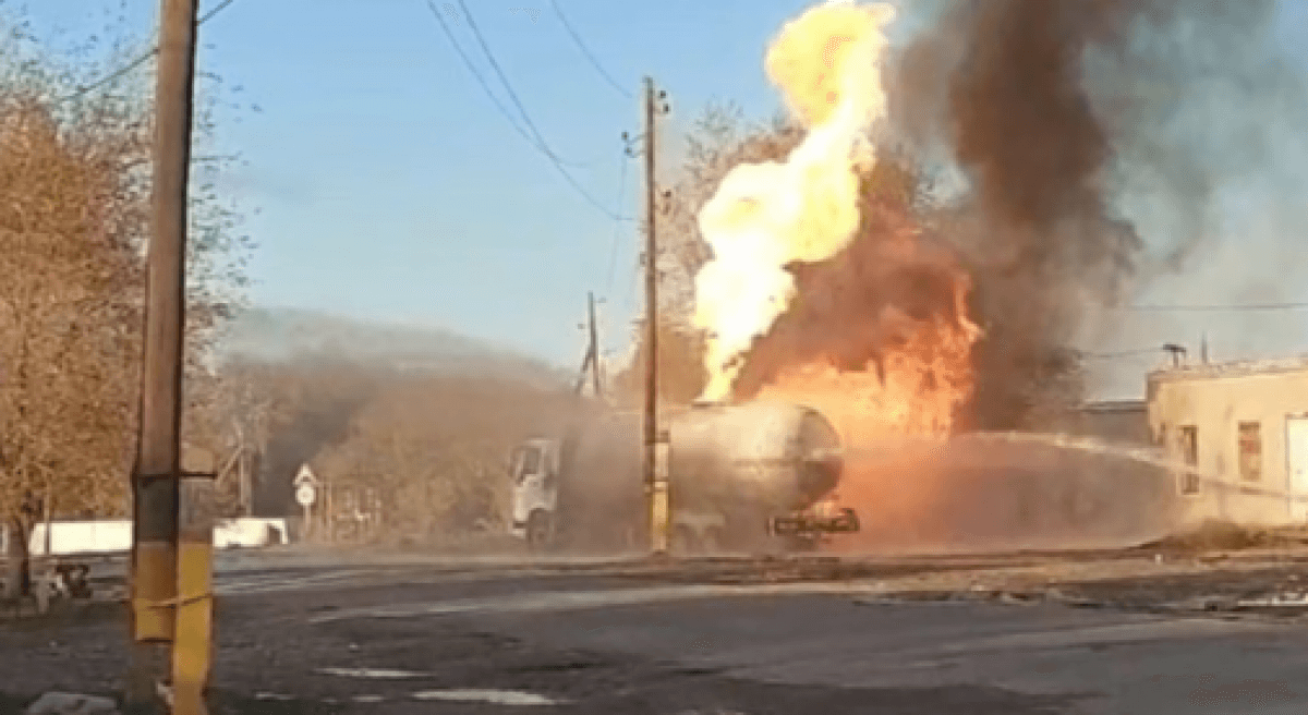 Газовоз загорелся возле АЗС в Жамбылской области
