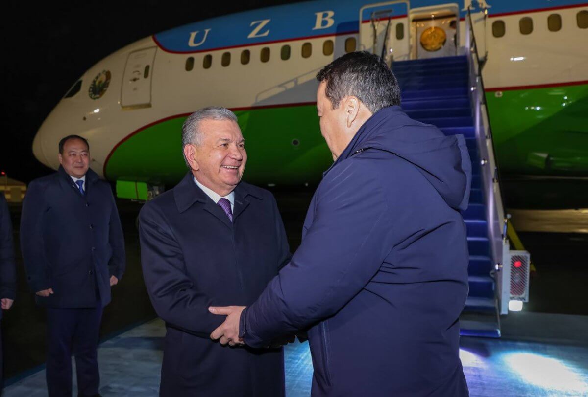 Президент Узбекистана прилетел в Астану
