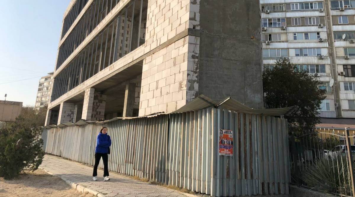 Стройка идет прямо над головами пешеходов в Актау