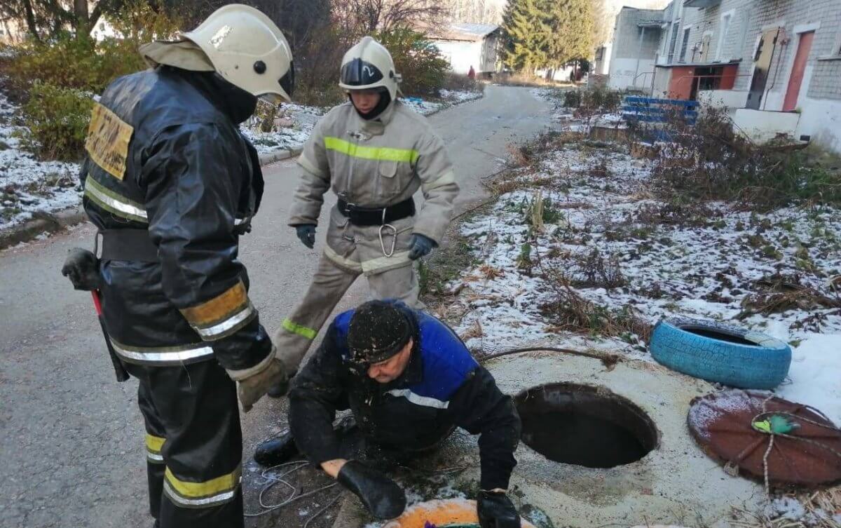 Мужчина чистил колодец и провалился в него в ВКО