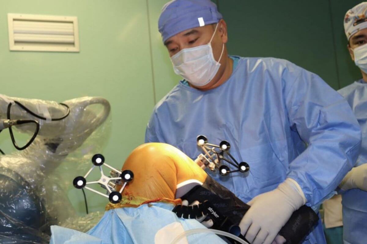 Робот впервые помог провести операцию в Алматы