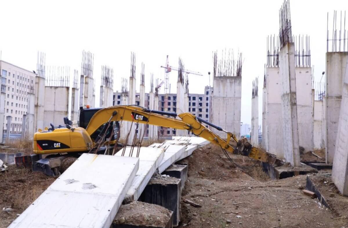 В Астане сносят ЖК, который строили без разрешения