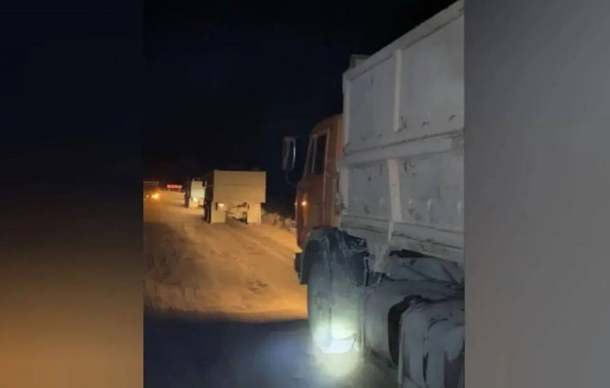 Грузовики с углем застряли на дороге из-за гололеда в ВКО