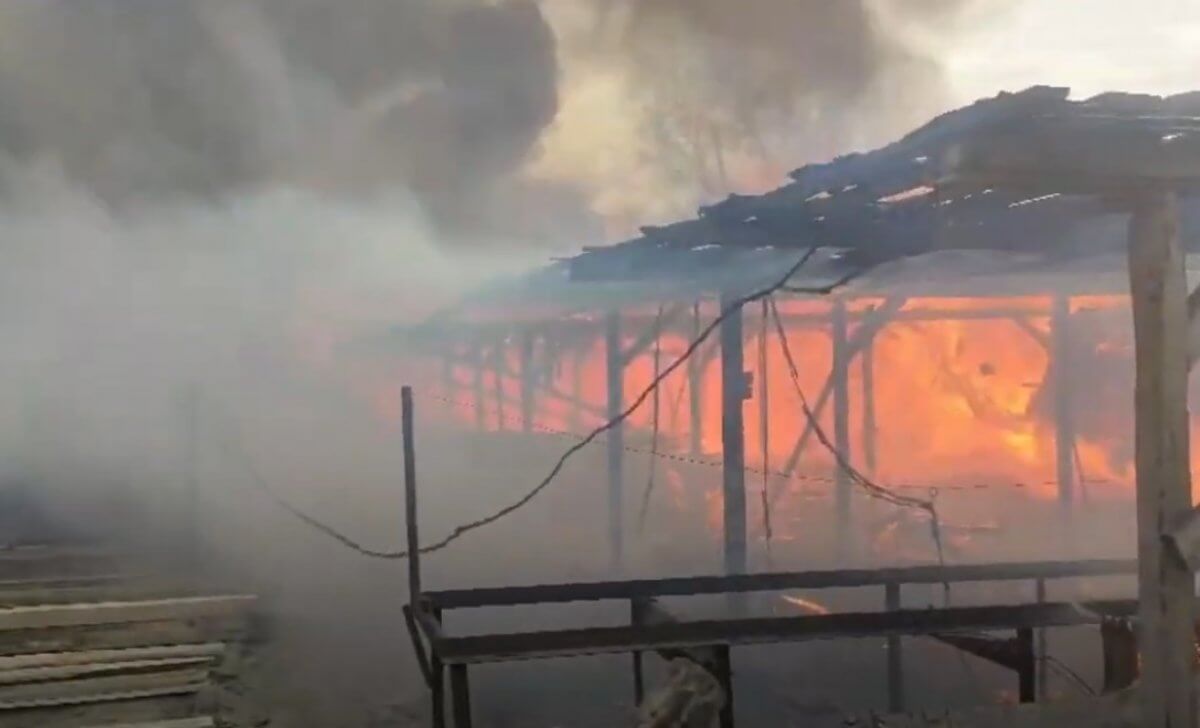 Крупный пожар загорелся в хозпостройке в Костанае (ВИДЕО)