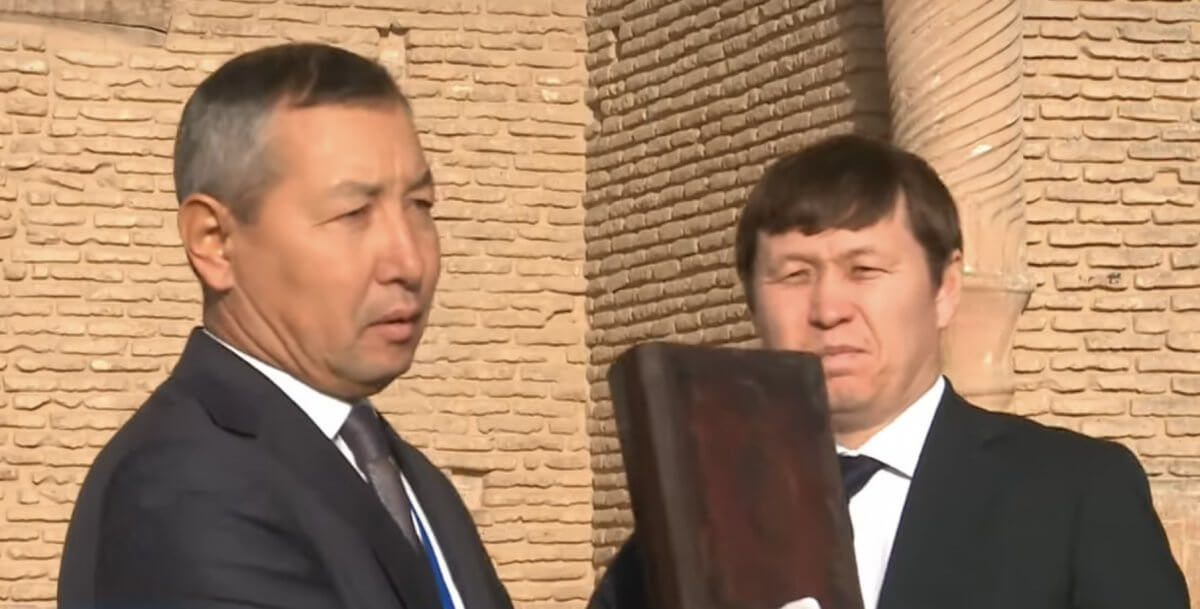 Коран с печатью Кенесары-хана передали музею в Казахстане