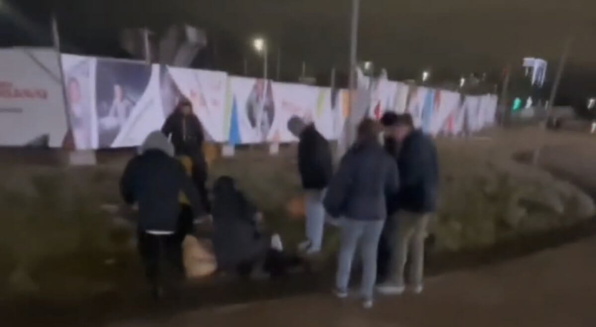 Забор упал на жительницу Астаны во время сильного ветра (ВИДЕО)