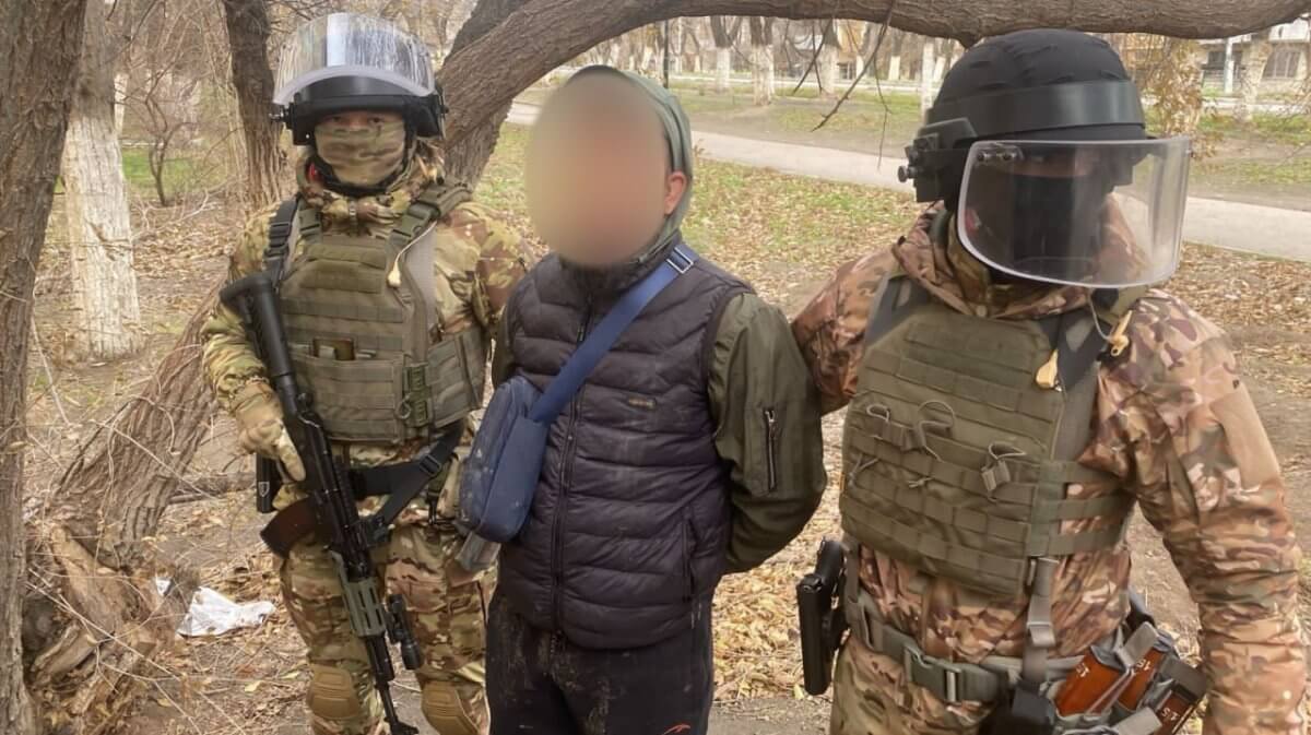 Религиозного фанатика с ножом и топором задержали в Конаеве