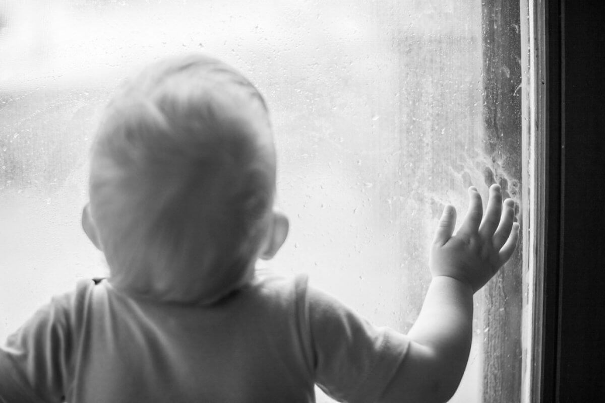 Выброшенный из окна малыш скончался в Шымкенте