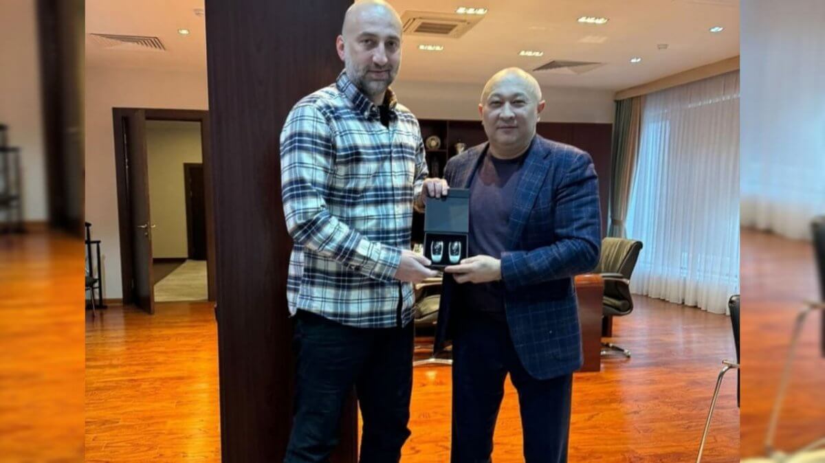 Главному тренеру национальной сборной Казахстана по футболу подарили автомобиль