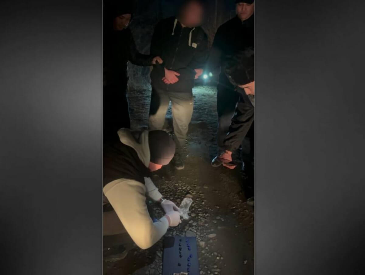 Наркозакладчика с 17 свертками "синтетики" задержали в Талдыкоргане