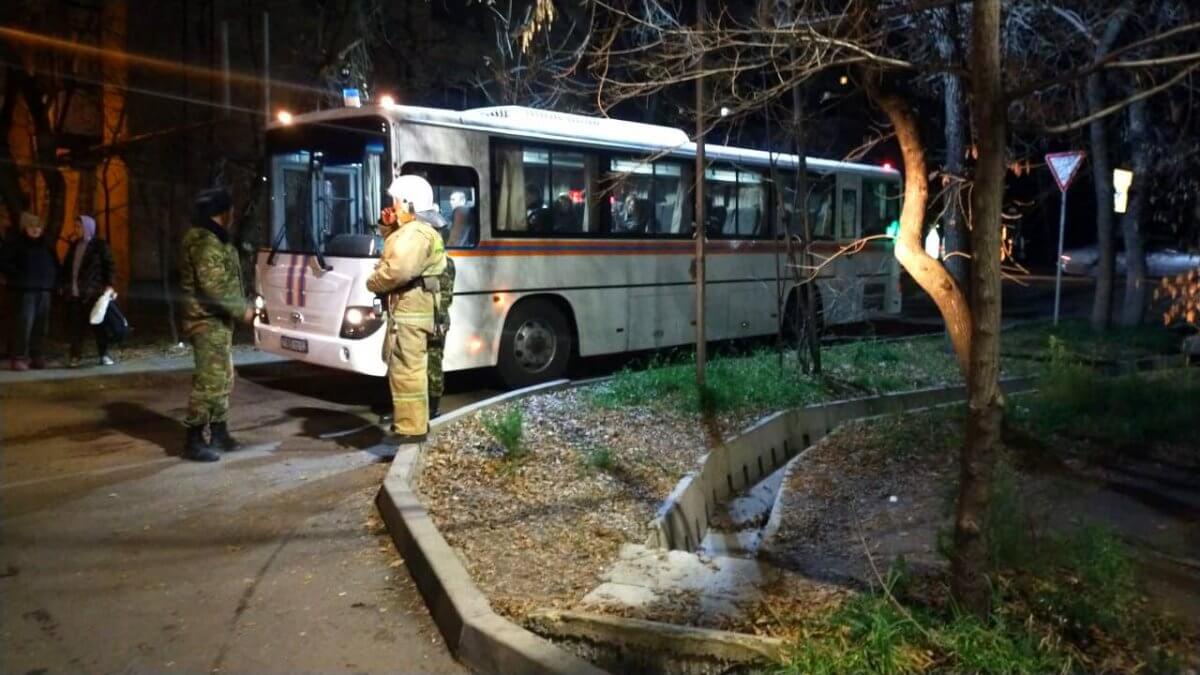 70 человек эвакуировали из пожара в жилом доме в Алматы