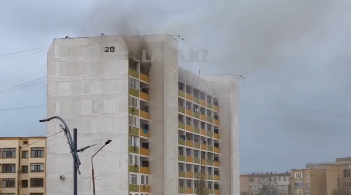 Мусоропровод загорелся в многоквартирном доме в Актау (ВИДЕО)