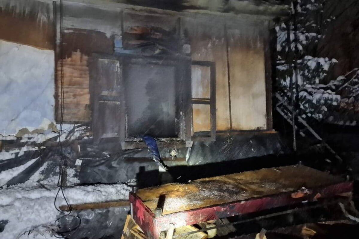 Тело мужчины нашли при тушении пожара в сельском доме в ВКО