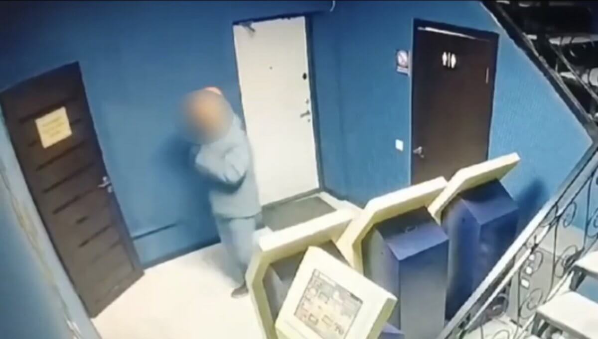 Житель Атырау напал с ножом на букмекерскую контору (ВИДЕО)