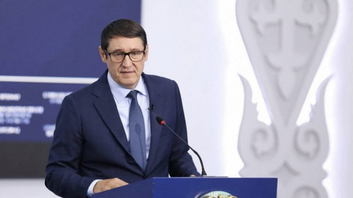 Министр Саткалиев объяснил, почему его заместитель ушел в отставку
